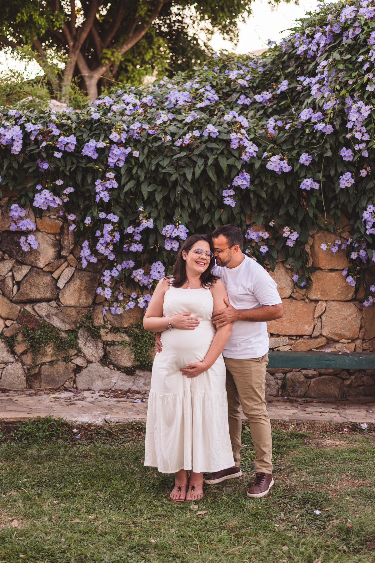 casal em ensaio de gestação ecom flores
