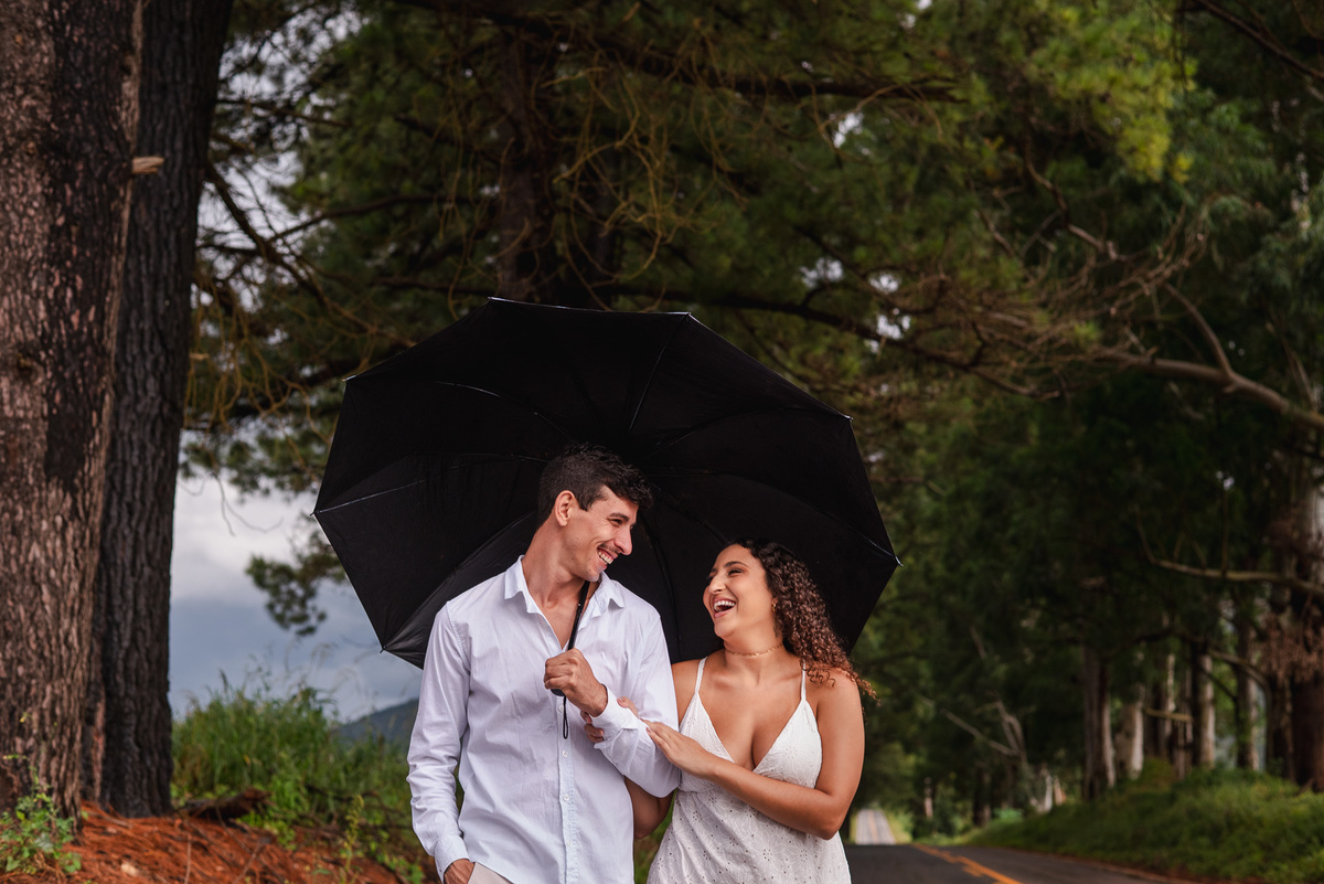 ensaio de casal na chuva
