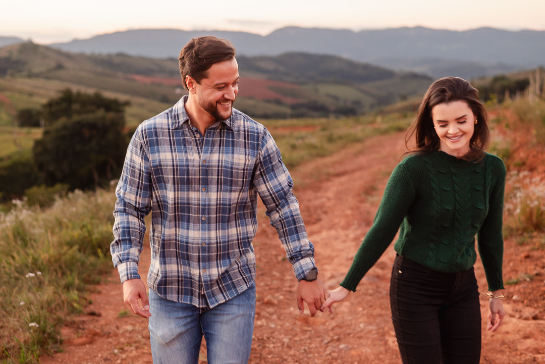 Casal caminhando no por sol em Tiradentes MG