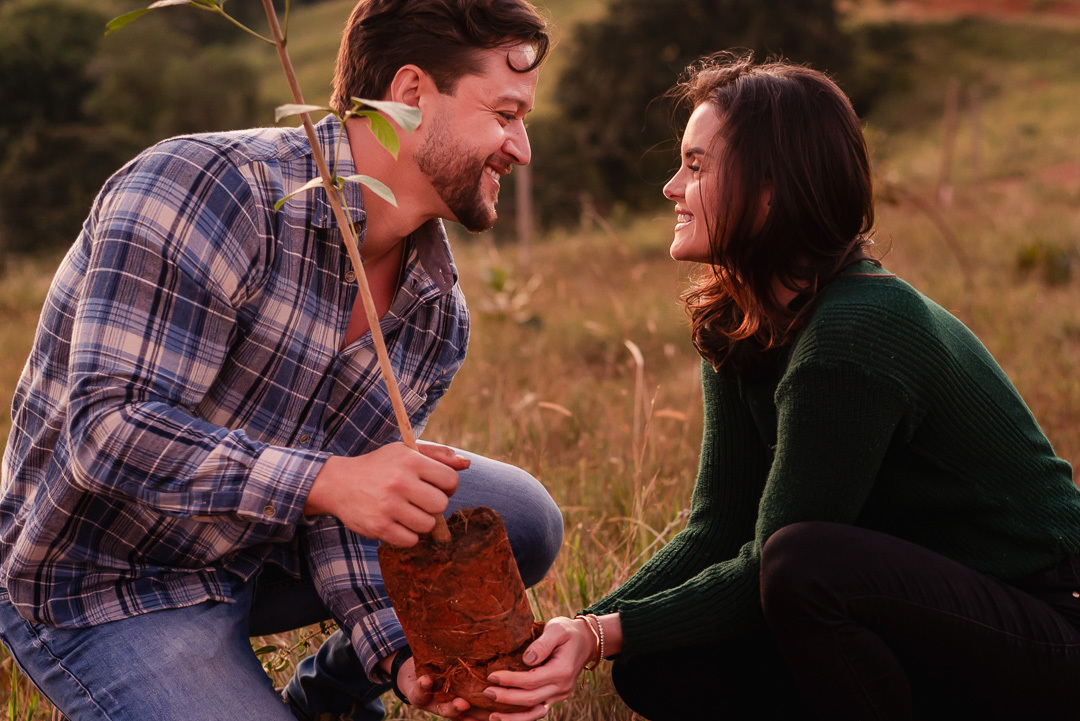 Casal plantando uma arvore