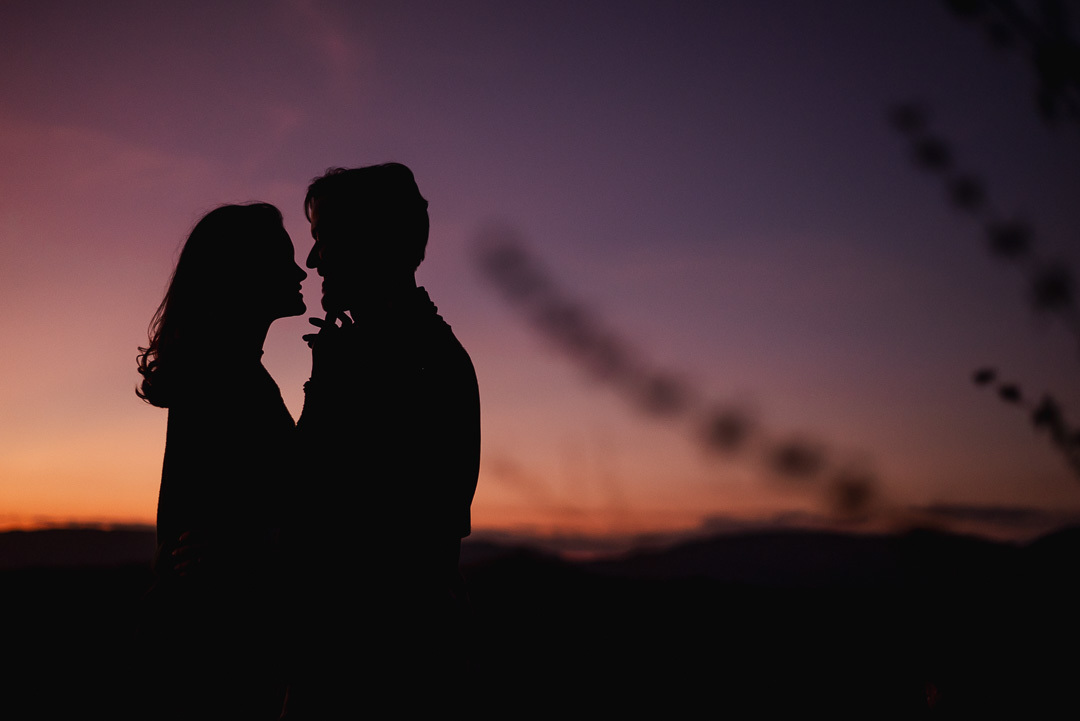 Casal em silhueta no por do sol