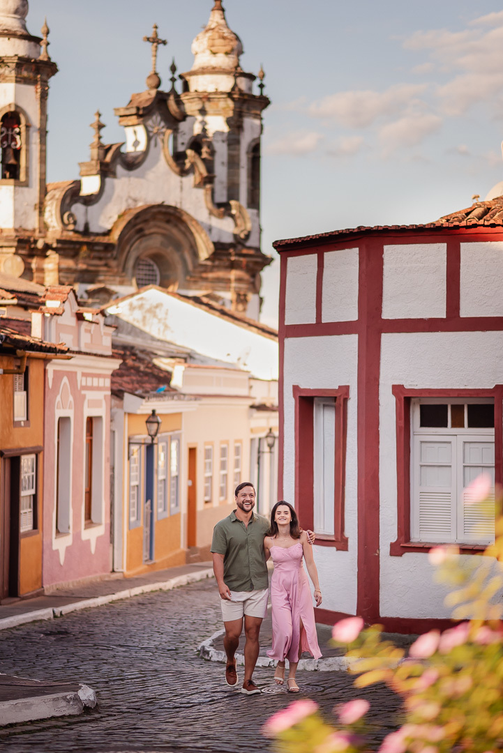 casal em ensaio fotografico, ao fundo a igreja de Nossa Senhora do Carmo.