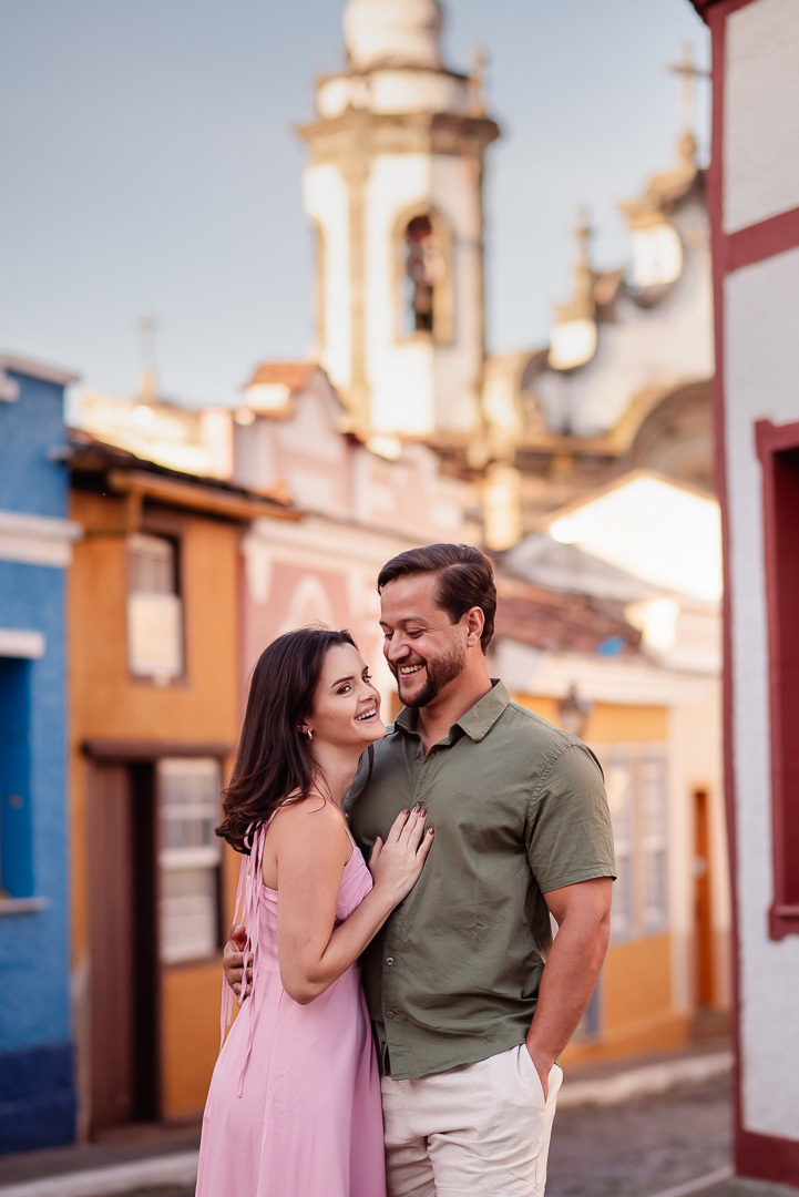 casal ensaio pré wedding, ao fundo a igreja de Nossa Senhora do Carmo.