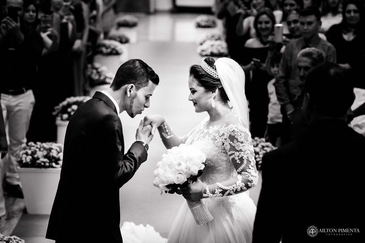 noivo recepcionando a noiva