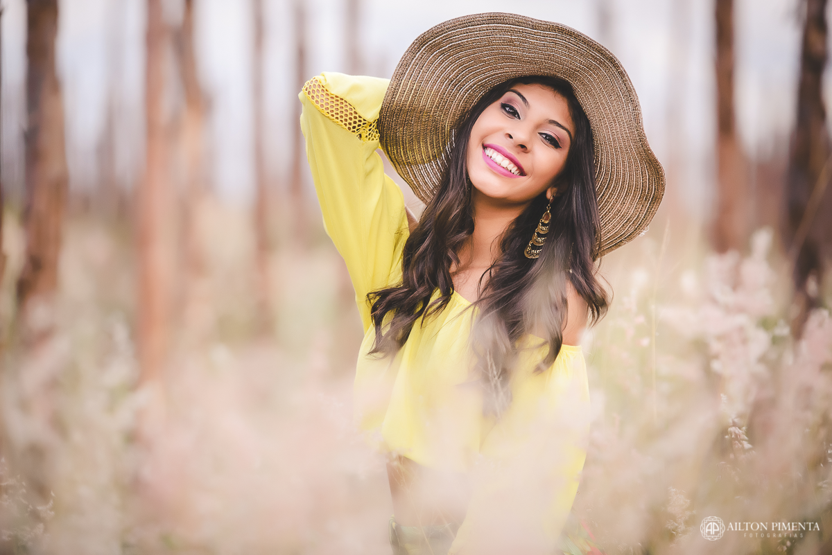 ensaio 15 anos com chapeu e mato