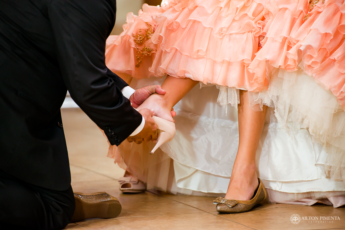 foto do pai colocando sapato