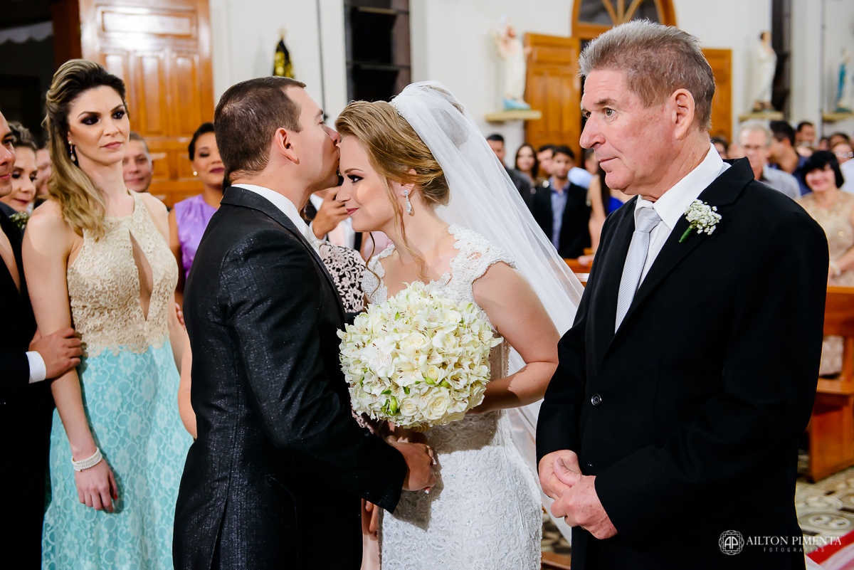 noivo recebendo a noiva