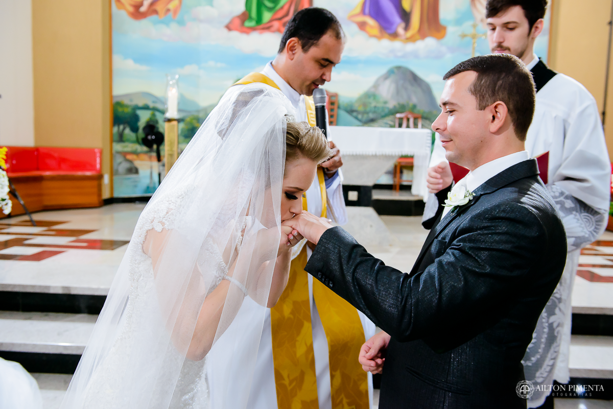 noiva trocando alianca
