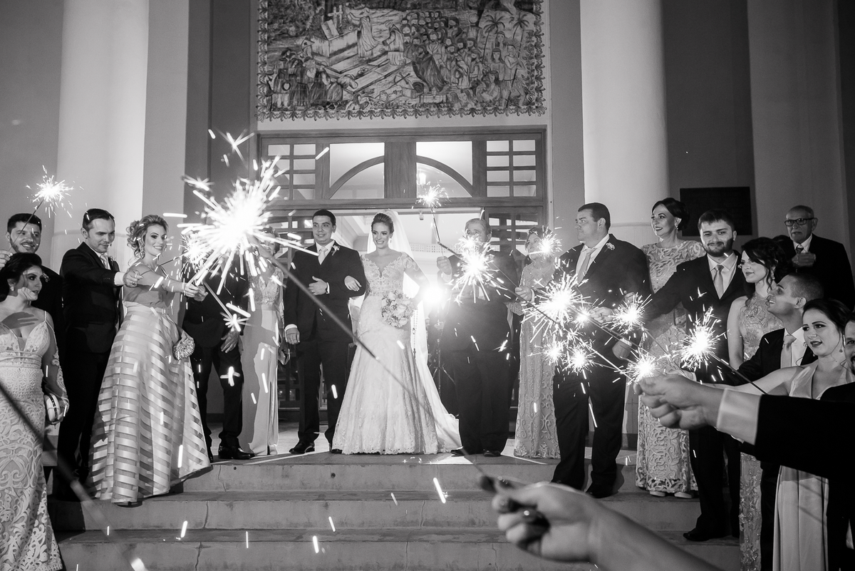 saída dos noivos  com sparkle