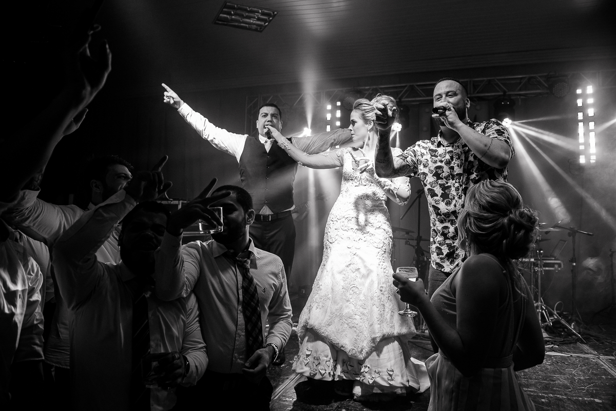 noivos felizes na festa 