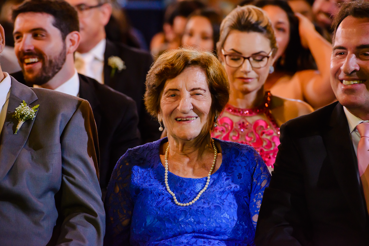 vovó feliz no casamento 