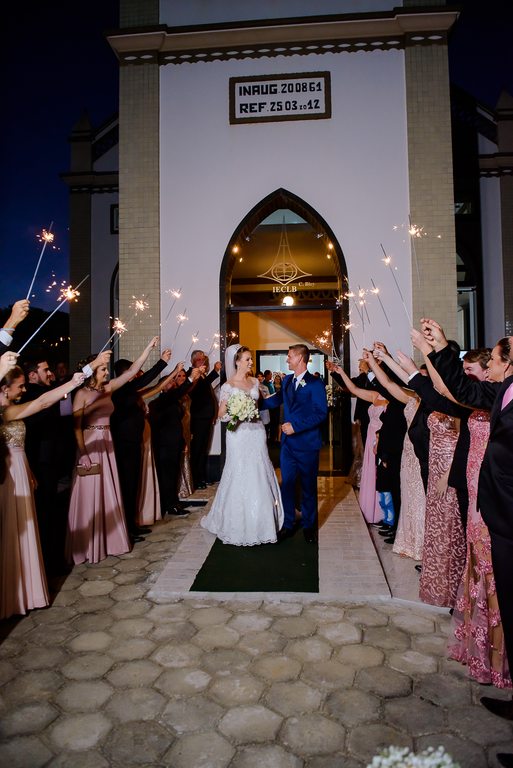 saída dos noivos com sparkles 