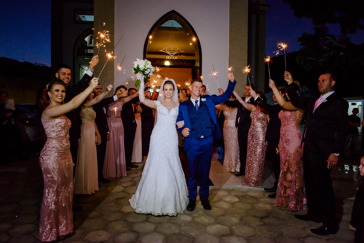 saída dos noivos com sparkles 