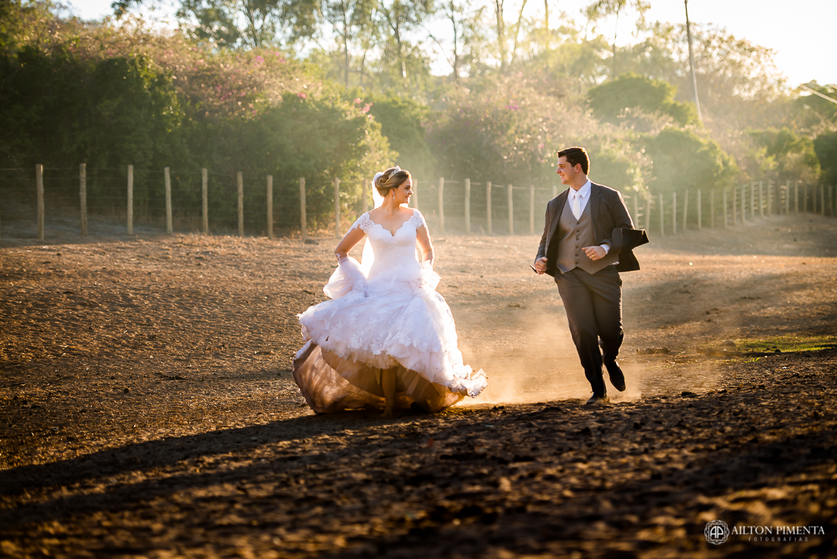 noivos correndo fotografia de ailton pimenta