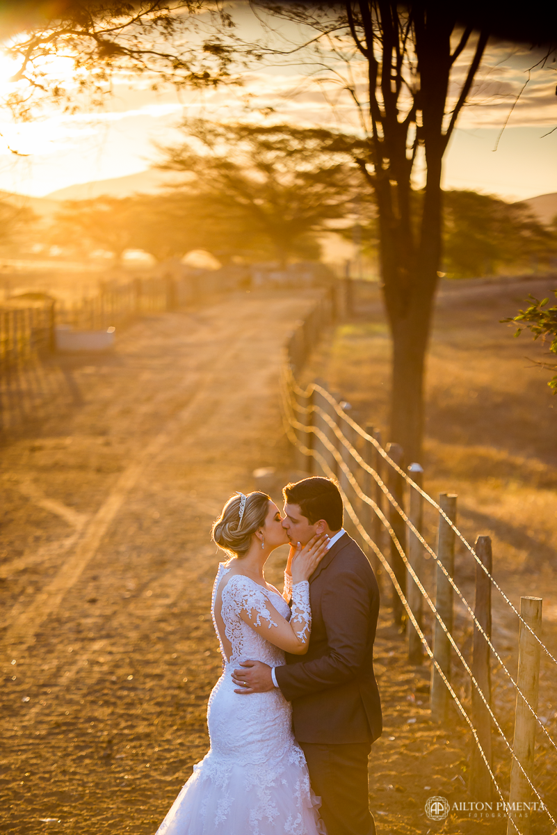 por do sol com noivos