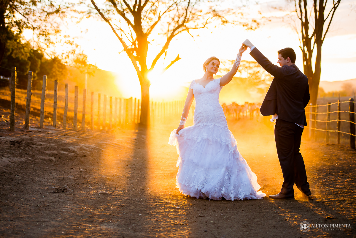 noivos dancando no por do sol de colatina