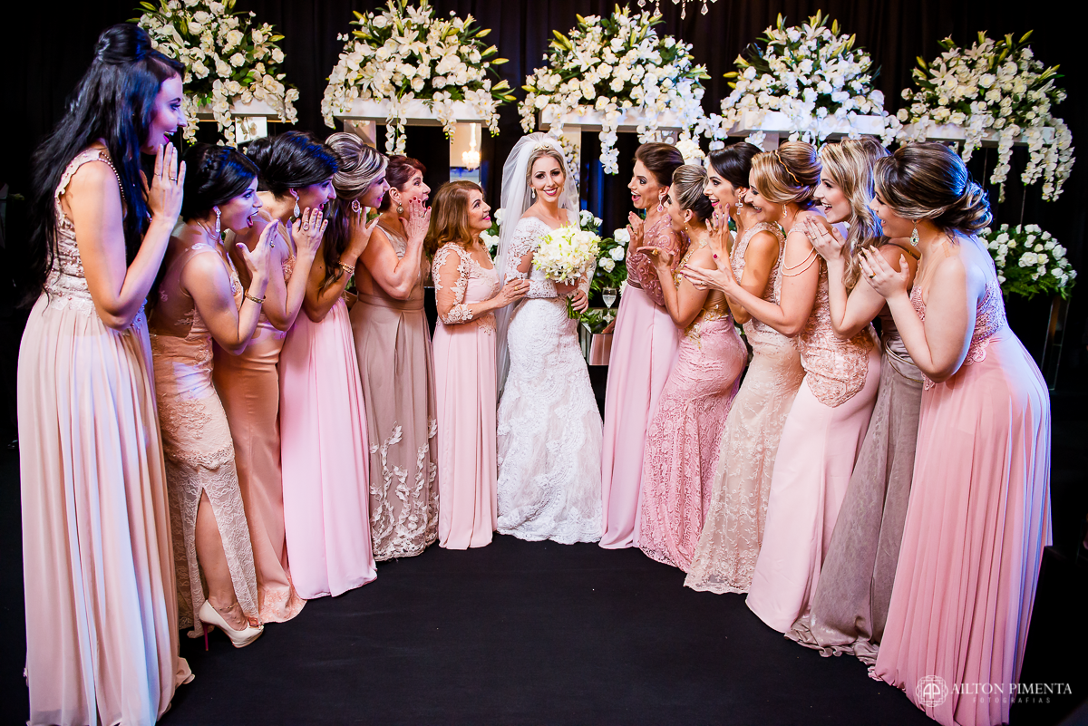 foto noiva com as madrinhas