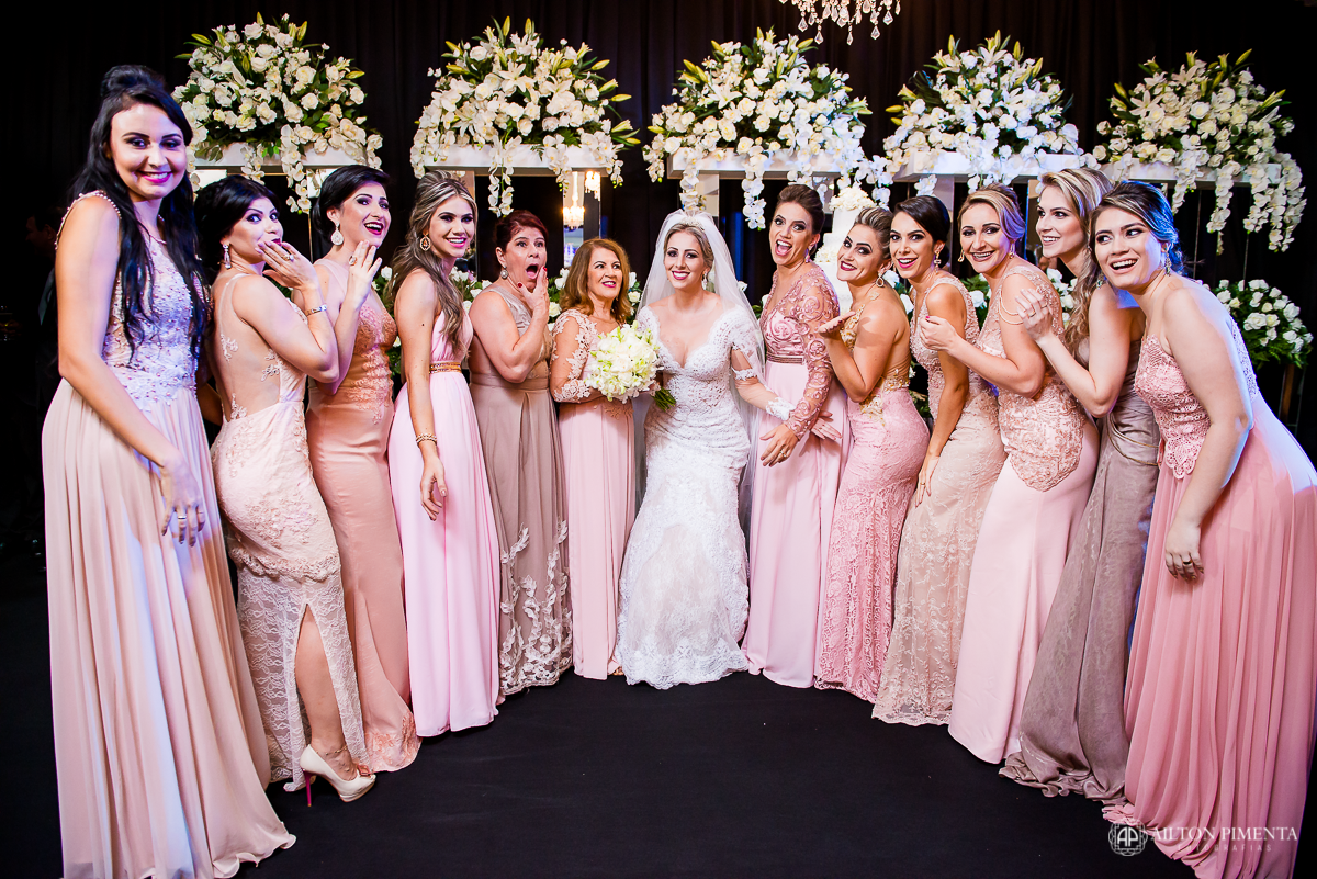 foto noiva com as madrinhas