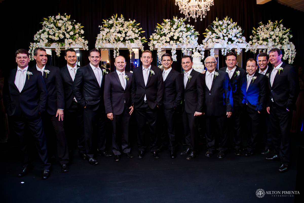 noivo com padrinhos
