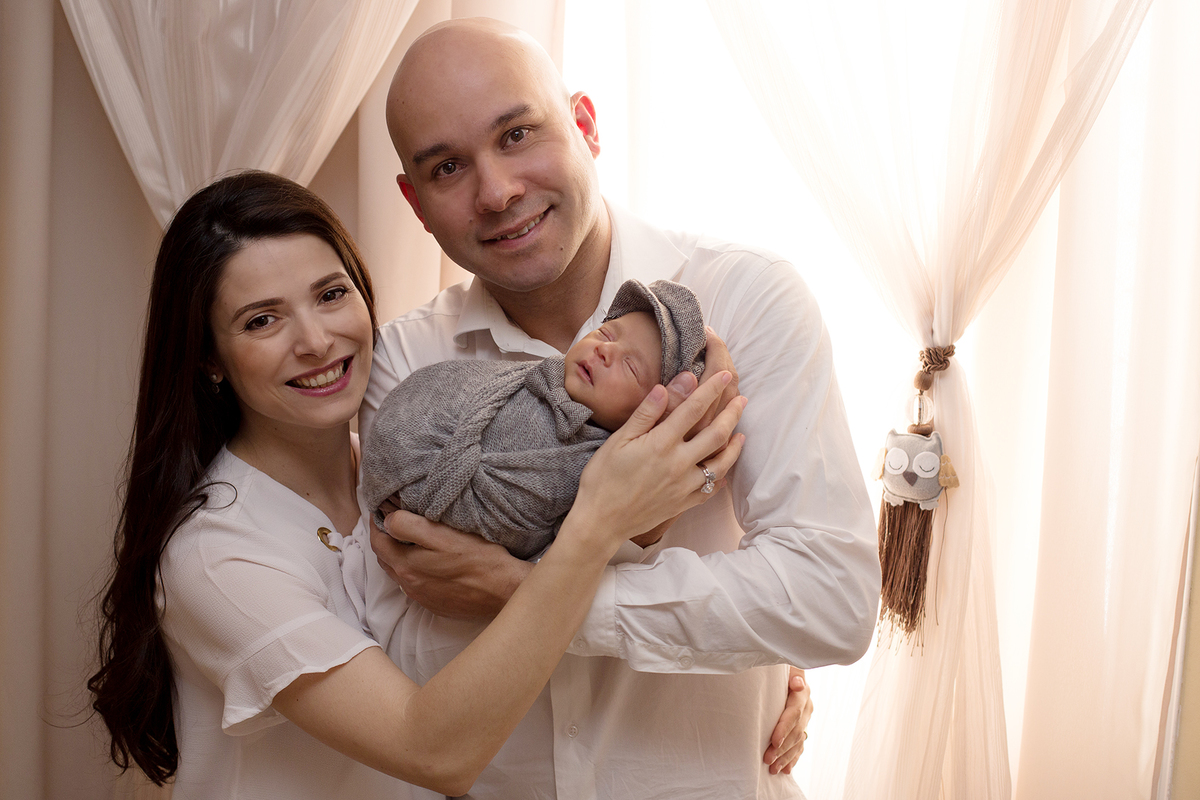 Ensaio newborn do Gabriel 17 dias ensaio lifestyle ensaio newborn a domicílio foto com pais no quartinho do bebê mamãe Thali Freitas e papai Cris