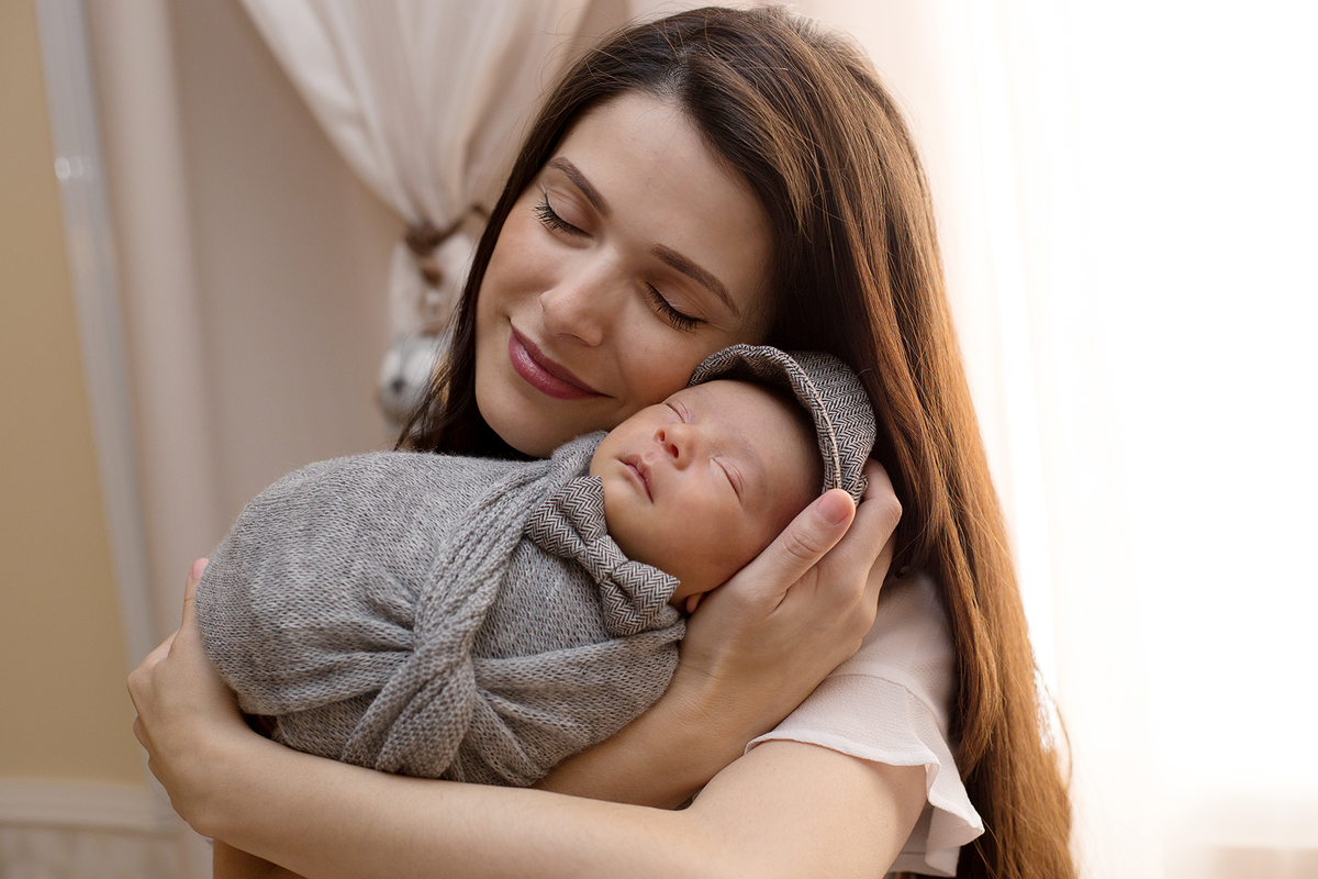 Ensaio Newborn na casa do cliente mamaãe Thali Freitas segurando seu novo principe Gabriel em ensaio newborn lifestyle