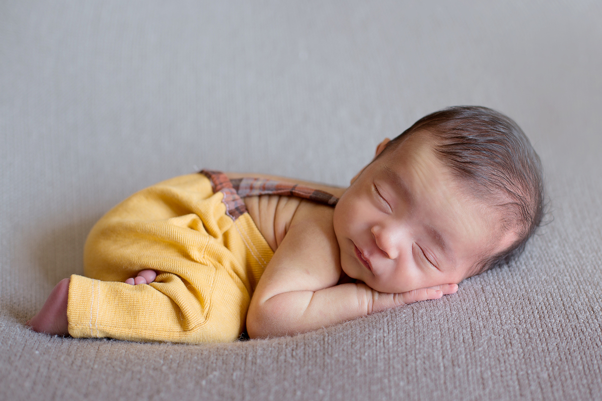 Ensaio newborn ensaio de recem nascido do Gabriel em pose da bundinha composição cinza e amarelo mostarda ensaio em casa ensaio a domicílio