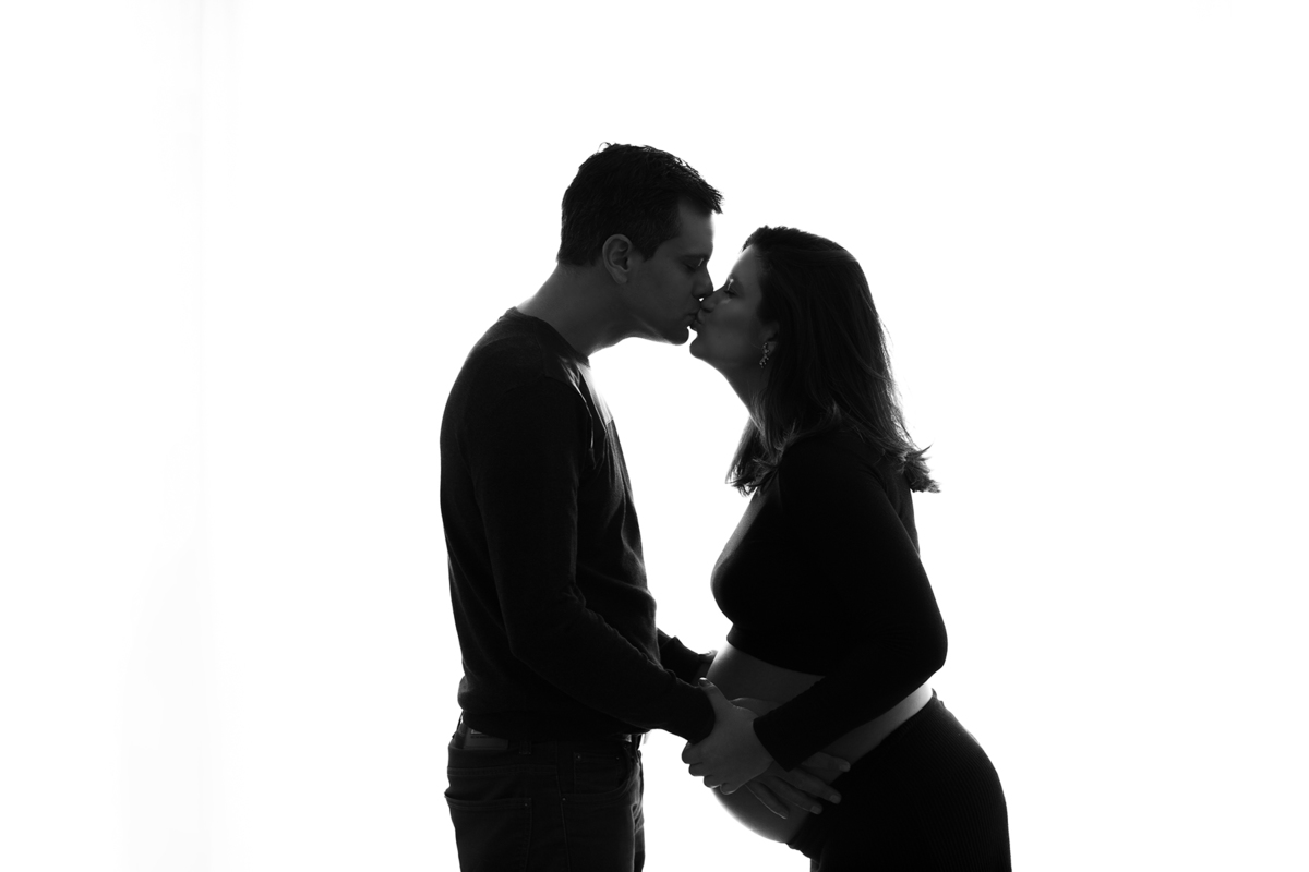 Ensaio gestante osasco, ensaio grávida, ensaio gestante casal, ensaio gravida commarido, silhueta, ensaio fotografico em estúdio