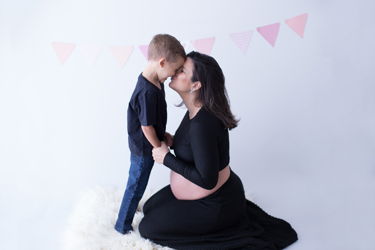 Grávida com filho mais velho
gestante, book gestante, book grávida, ensaio gestante com irmão, irmão mais velho, foto grávida com filho mais velho