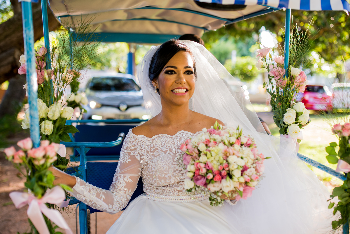 Noiva chegando ao seu casamento de Tuktuk