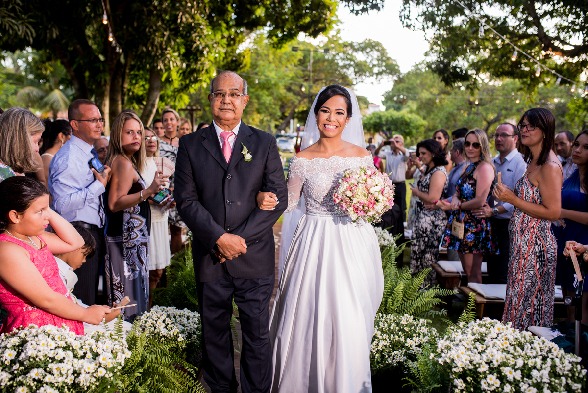 Pai da noiva levando ela para o noivo