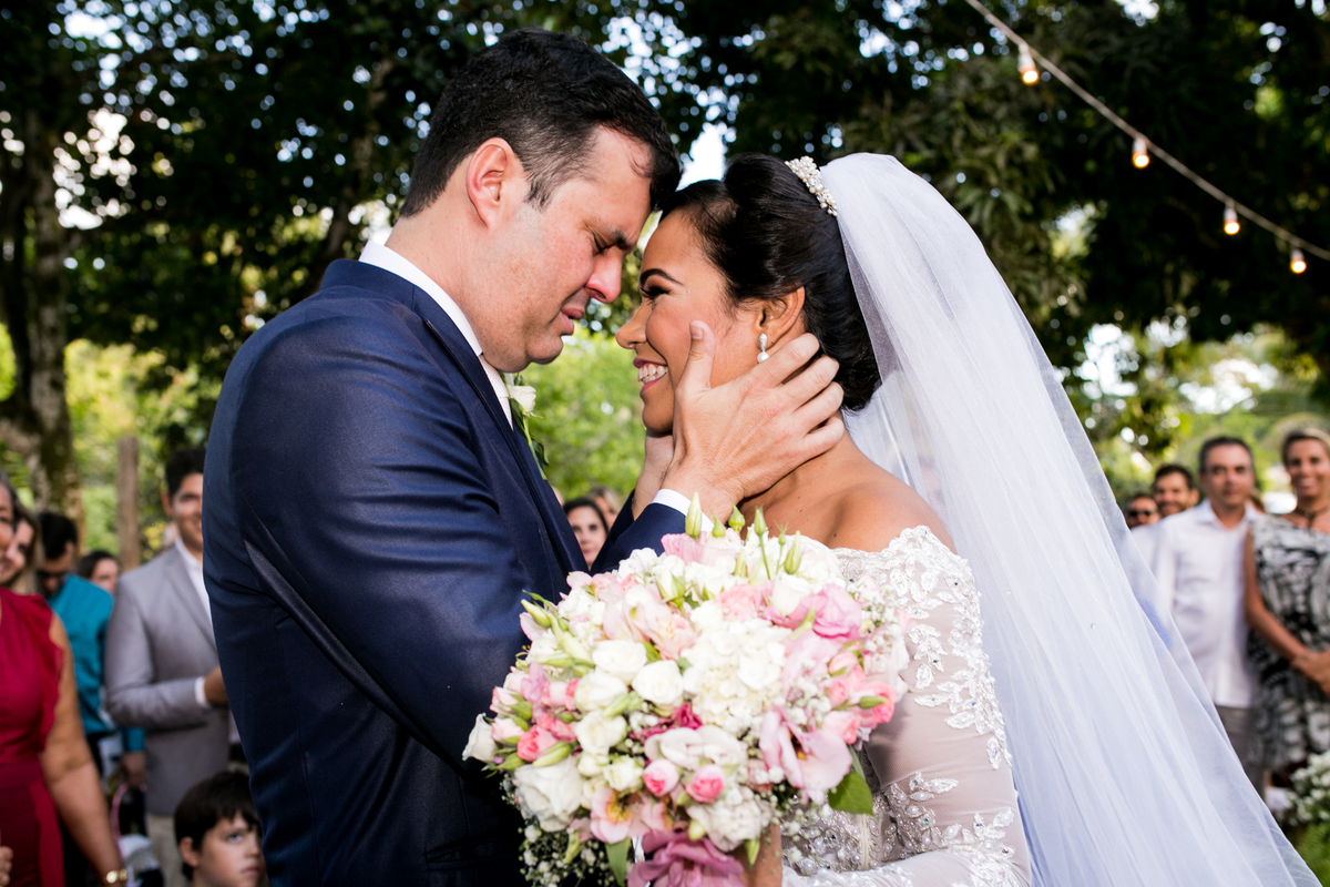 O noivo apaixonado admirando sua noiva 