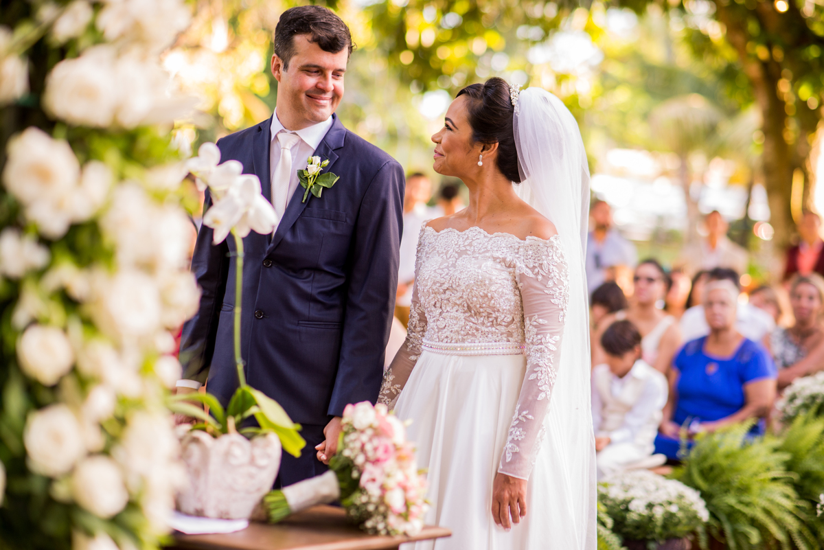 trocar de olhares do casal em um casamento em salvador