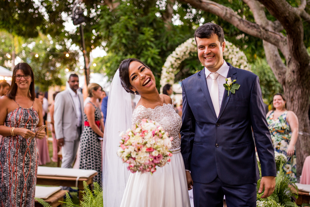 Noiva super feliz depois do casamento em Monte Gordo na Bahia 