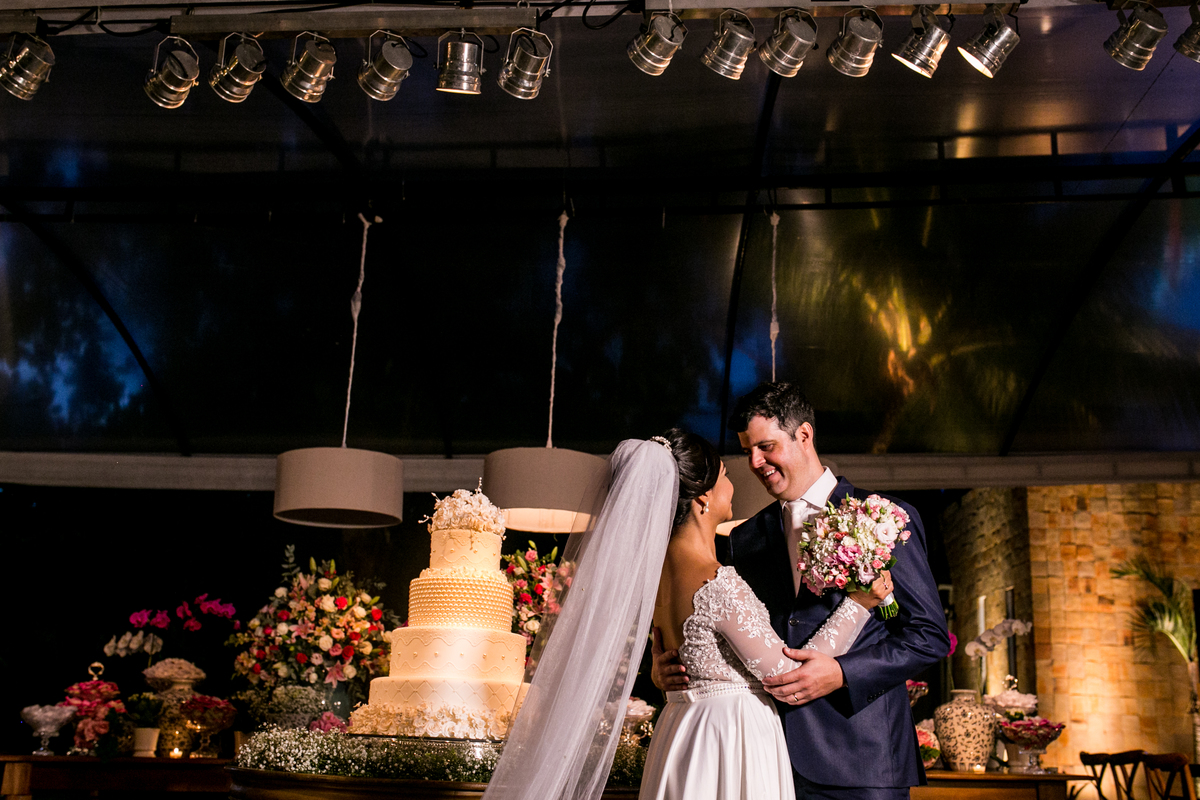 os noivos abrasados na fotos do seu casamento na Bahia 