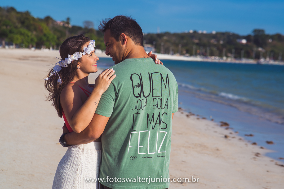 OS NOIVOS SE ABRASANDO FAZENDO AS FOTOS DO SEU ENSAIO PRÉ WEDDING NA PRAIA DE INEMA EM SALVADOR-BAHIA