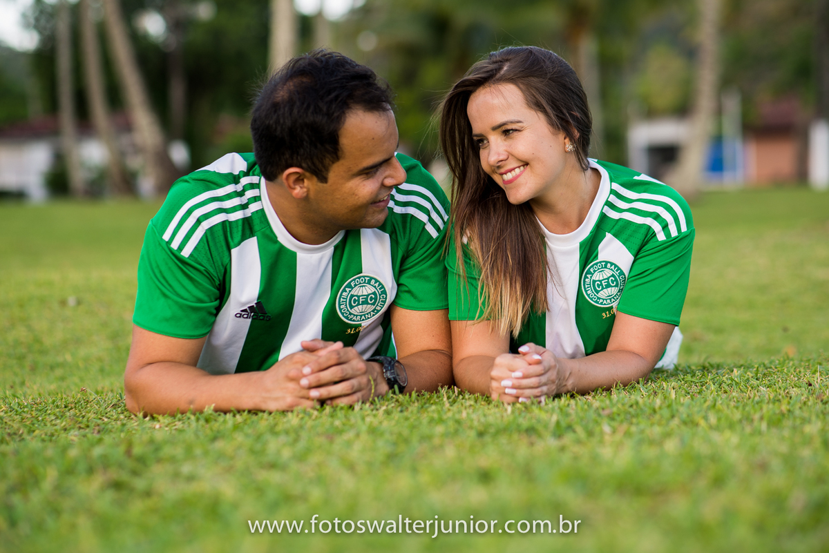 CASAL DE NOIVOS COM A CAMISA DO CURITIBA FAZENDO AS FOTOS DO SEU ENSAIO PRÉ WEDDING NA PRAIA DE INEMA EM SALVADOR-BAHIA