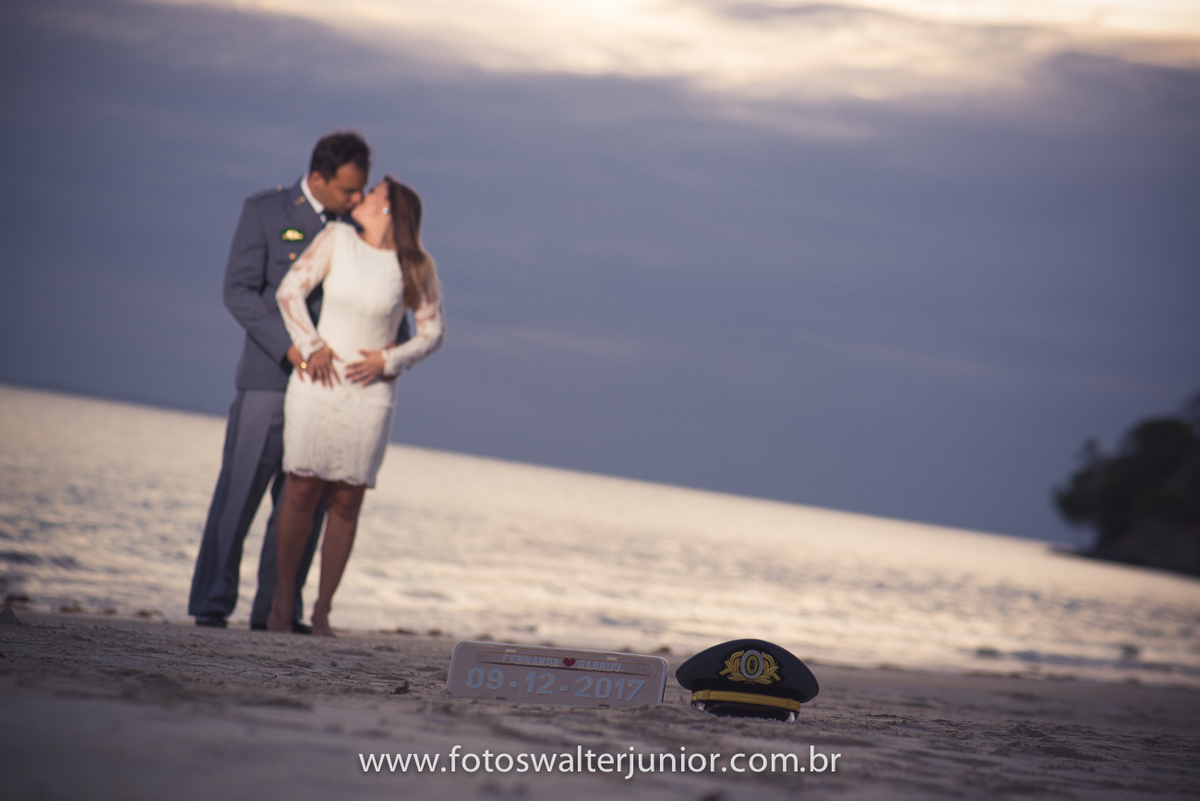 NOIVO COM A FARDA DO EXERCITO FAZENDO AS FOTOS DO SEU ENSAIO PRÉ WEDDING NA PRAIA DE INEMA EM SALVADOR-BAHIA