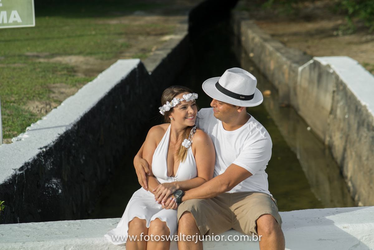 NOIVO COM SEU CHAPEU PANAMA FAZENDO AS FOTOS DO SEU ENSAIO PRÉ WEDDING NA PRAIA DE INEMA EM SALVADOR-BA