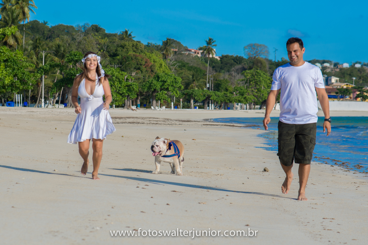 NOIVOS CORRENDO COM SEU CACHORRO FAZENDO AS FOTOS DO SEU ENSAIO PRÉ WEDDING NA PRAIA DE INEMA EM SALVADOR-BAHIA