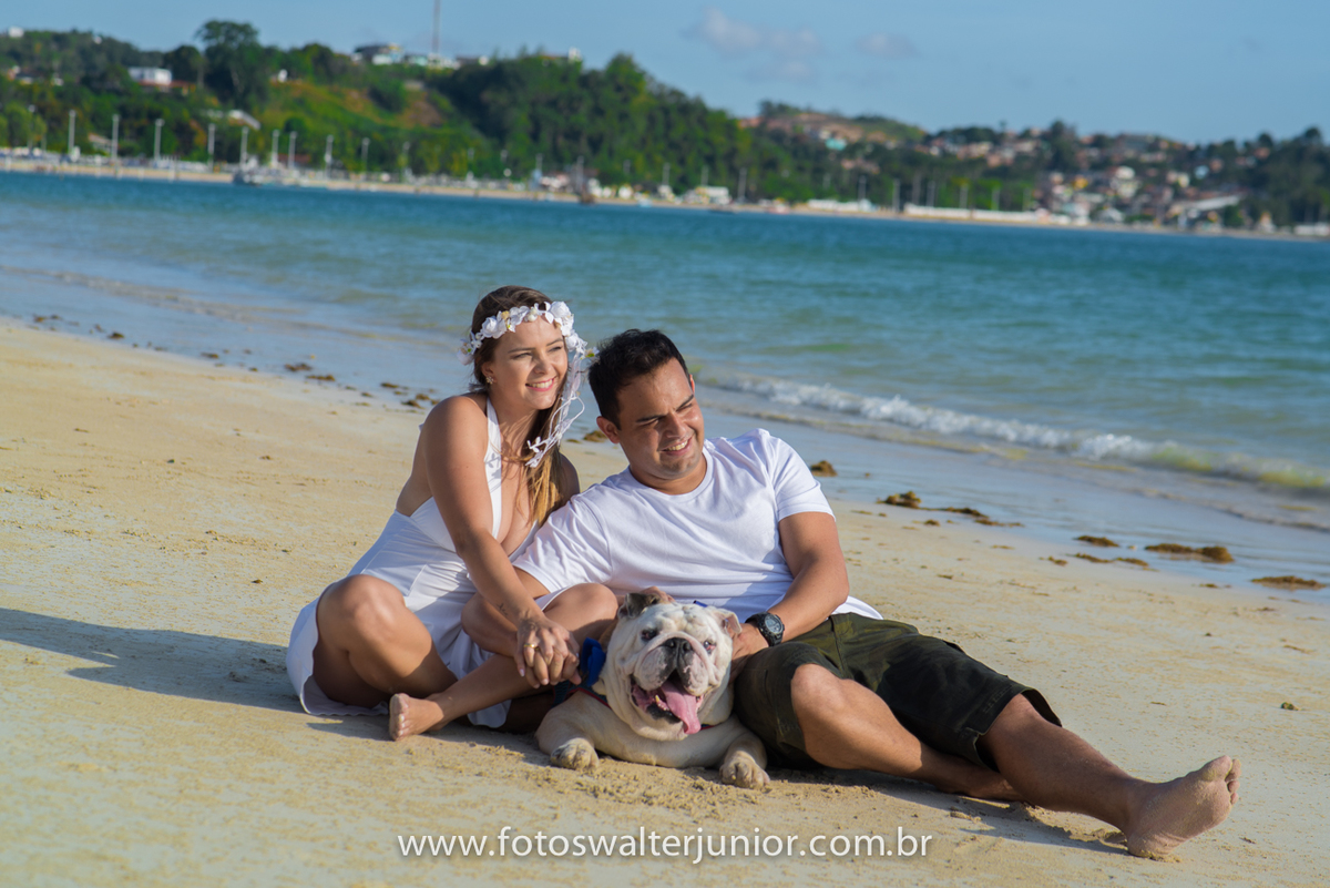 NOIVOS SENTADOS NA AREIA COM SEU CACHORRO FAZENDO AS FOTOS DO SEU ENSAIO PRÉ WEDDING NA PRAIA DE INEMA EM SALVADOR-BAHIA