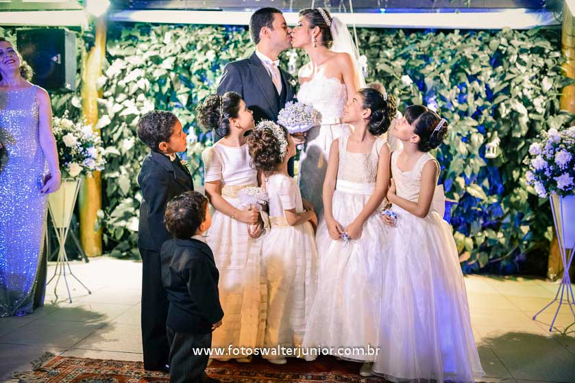 damas e pajens olhando noivos