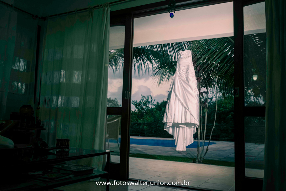 Uma linda foto do vestido de casamento antes da cerimonia , uma bela foto de casamento do fotografo Brasileiro Walter Junior de Salvador Bahia