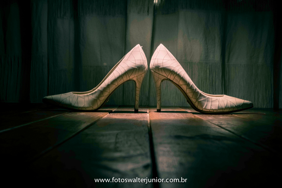 O sapato da noiva sendo fotografado pelo fotografo de casamento Walter Junior