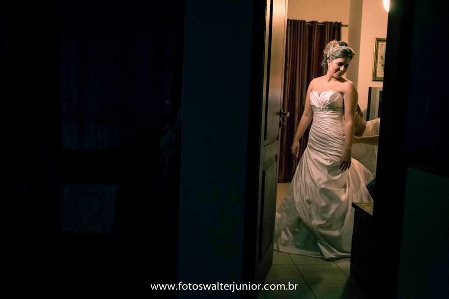 Pegando um fraga da noiva se arrumando para a cerimonia do seu casamento que foi em Porto Seguro, fotos de Walter Junior