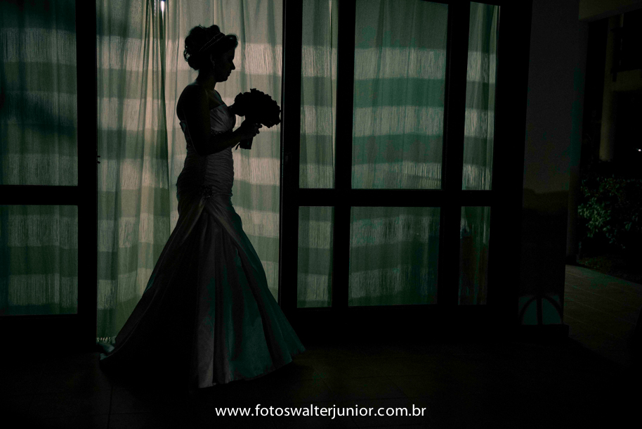 essa foto não poderia faltar da noiva admirando seu Buque ,Fotografia de casamento em Salvador -Bahia