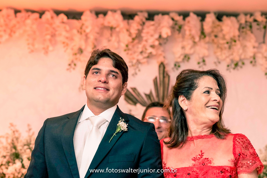 O Noivo vendo sua noiva entrar ele todo emocionado com esse momento , foto de casamento em Porto Seguro pelo Fotografo de casamento Walter Junior