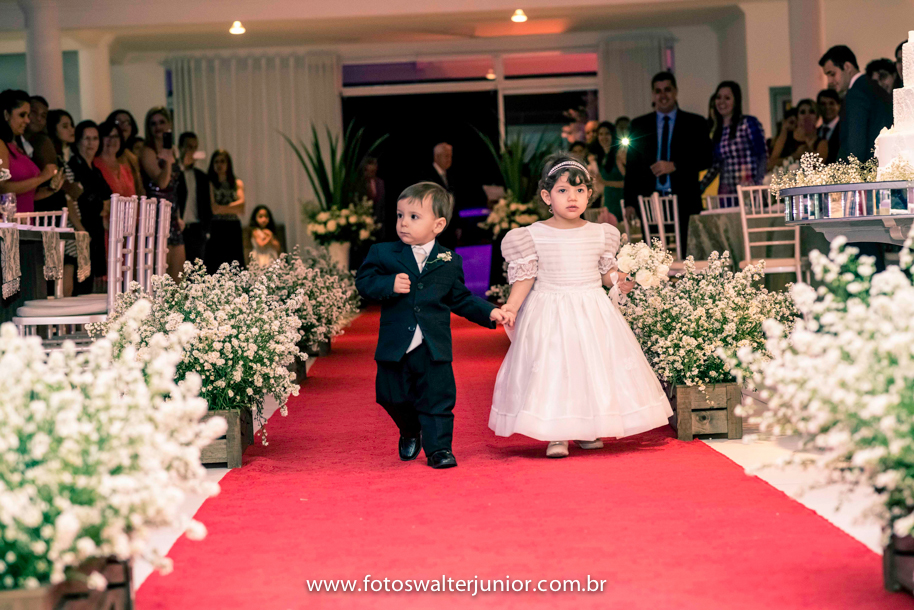 A dama de honra e o Pajem entrando para a cerimonia da titia e do titio um lindo casamento feito em Porto seguro , pelo fotografo Walter Junior