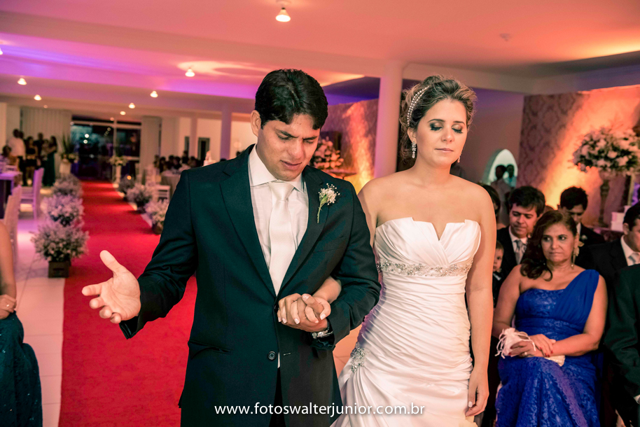 Os noivos oarando pedindo a Deus muitas benção para o casamento , fotos de casamento pelo fotografo Walter Junior