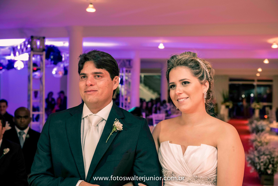 Os noivos muito atentos para o que Pastor está pregando na cerimonia do seu casamento, as fotos do casamento foram feitas pelo fotografo de casamento Walter Junior
