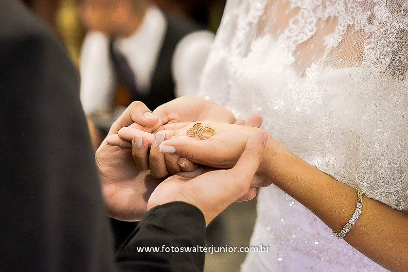 alianca na mão dos noivos